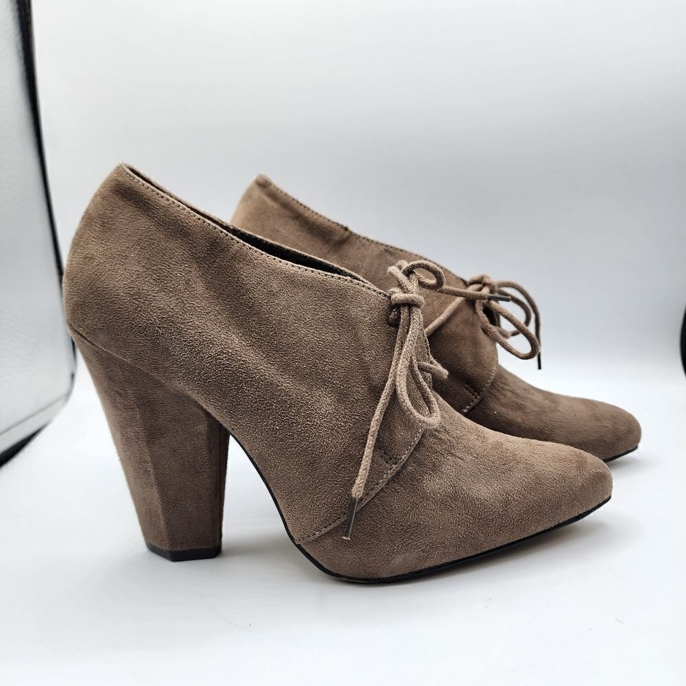 Fioni gray pointed toe lace up ankle boots